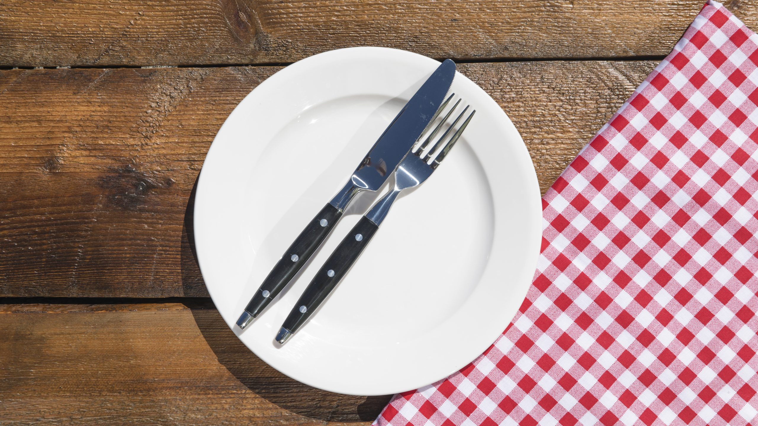 fork-butterknife-white-plate-napkin-wooden-table